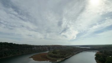 Sonbahar bulutlu bir günde, kanyon benzeri bir vadide nehir kıvrılır.