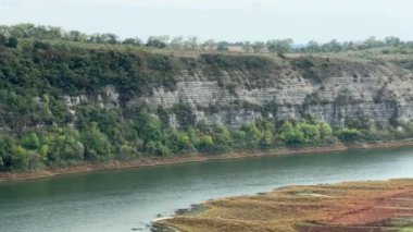 Kanyon benzeri vadideki sarp nehir kıyıları bulutlu bir günde
