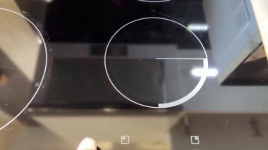 İndüksiyon ocağını açmak ve ısıtma ısısını arttırmak.