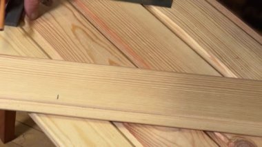 Daha sonra kesmek için çelik kare ile ahşap ahşap işaretleme