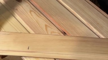 Daha sonra kesmek için çelik kare ile ahşap tahtalar işaretleme