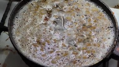 Yağlı ördek kızartma tavasında, yakın plan.