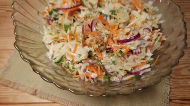 Salata kasesinde doğranmış kırmızı soğanlı lahana turşusu salatası.