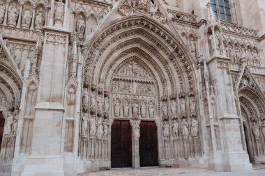 Neo-Gotik Votivkirche, ya da 19. yüzyılın Votivkirche Kilisesi, Viyana, Avusturya, sonbahar akşamları portalla olan ana cepheye bakış