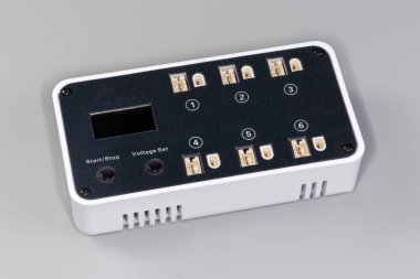 Gri zemin üzerinde lityum polimer pilleri bağımsız şarj etmek için sıvı kristal ekran ile akıllı çok kanallı pil şarj edici