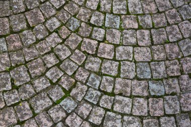 Eski yolun bir kısmı, aralıklarla yosunlarla kaplanmış, küçük, kare, doğal, sert taş levhalarla döşenmiş, bulutlu sabahları üst görüntü.