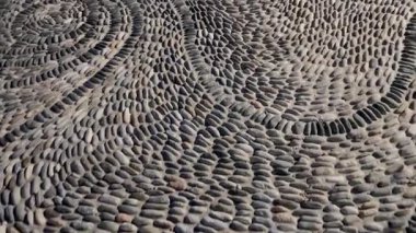 Yaya yolu çakıl taşlarıyla döşeli ve gece aydınlatmalı küçük kaldırım taşlarıyla