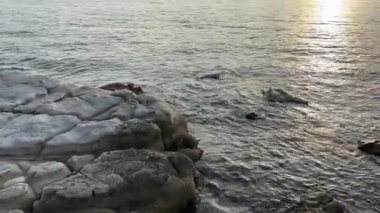 Su pürüzlü ve arka ışıklandırmalı deniz yüzeyinin bir parçası.