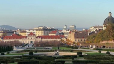Sonbahar akşamı Belvedere Bahçeleri Panoraması, Viyana, Avusturya