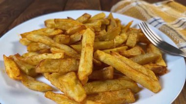 Kırsal masada çatallı patates kızartması.