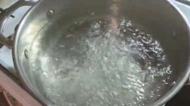 Karnabahar parçalarını beyazlamaları için kaynar suya batırırlar.