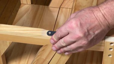 Mobilya vidalarının vidalanması menteşe manuel tornavidayla monte ediliyor