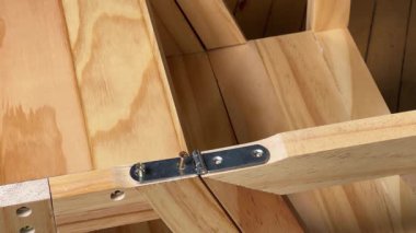 Mobilya vidalarının vidalanması menteşe manuel tornavidayla monte ediliyor