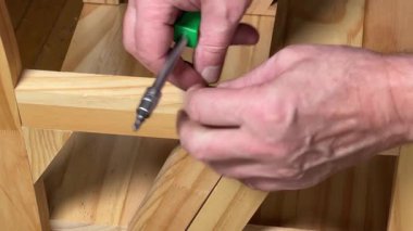 Mobilya vidalarının vidalanması menteşe manuel tornavidayla monte ediliyor