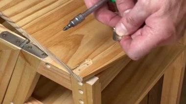 Mobilya vidalarının vidalanması menteşe manuel tornavidayla monte ediliyor