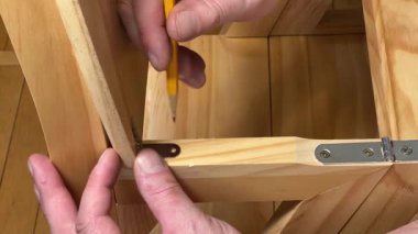 Mobilya montajı sırasında mobilyaları bağlamak için delikler işaretlemek