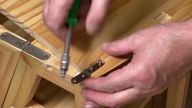 Mobilya vidalarının vidalanması menteşe manuel tornavidayla monte ediliyor