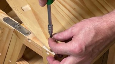 Mobilya vidalarının vidalanması menteşe manuel tornavidayla monte ediliyor