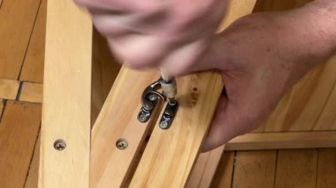 Mobilya kancası manuel tornavida kullanarak vidalarla monte ediliyor