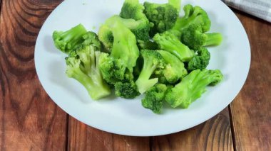 Köy tabaklarında taze haşlanmış brokoli parçaları.