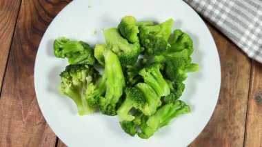 Köy tabaklarında taze haşlanmış brokoli parçaları.