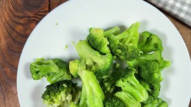 Köy tabaklarında taze haşlanmış brokoli parçaları.