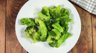 Köy tabaklarında taze haşlanmış brokoli parçaları.