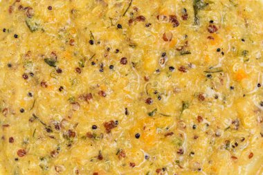 Taze siyah, kırmızı ve beyaz kinoa tohumlarının karışımıyla hazırlanmış yulaf lapası, yakın çekim parçasının üst görüntüsü.