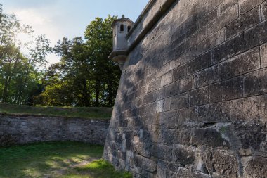 17. yüzyılda Ukrayna 'nın Pidhirtsi şatosunun tepesinde taş levhalar ve küçük gözetleme kulesiyle karşı karşıya olan kalenin manzarası güneşli bir günde geri geldi.