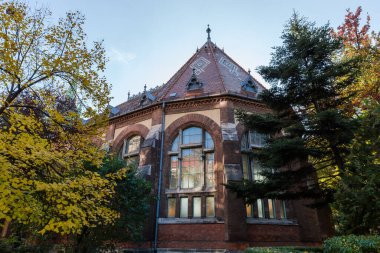 20. yüzyılın başlarında Budapeşte Teknoloji ve Ekonomi Üniversitesi 'nin kütüphane binası, güneşli sonbahar günlerinde gölgede kalan kuzey binası manzarası