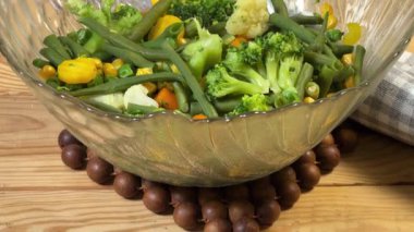 Cam salata kasesinde farklı haşlanmış sebzeler.