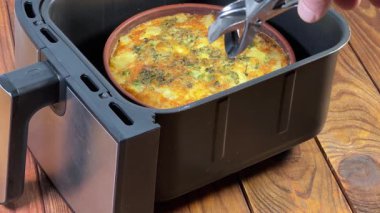 Patates güvecini fırından çıkarıyorum.