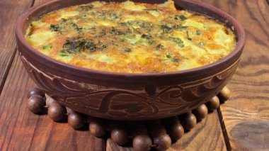 Patates güveci ve erimiş peynir kabuğu.