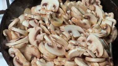 Kızartmanın başında dilimlenmiş mantarlar.