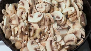 Kızartmanın başında dilimlenmiş mantarlar.