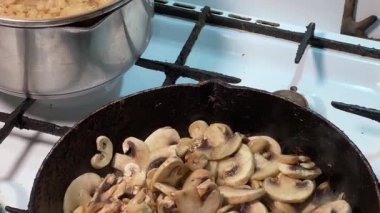 Fırında kızarırken tavada dilimlenmiş mantarlar.