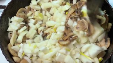 Kızarmış tavada kızartılmış mantarlı doğranmış soğan.