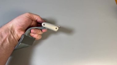 Gri arka planda bükülme sırasında uçak kucağı emniyet kemeri