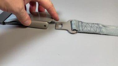 Kemersiz uçak kucak emniyet kemeri. Gri arka plana yakın plan.