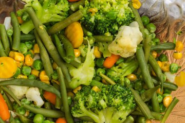 Cam salata kâsesinde farklı sebzelerin taze kaynatılmış karışımı.