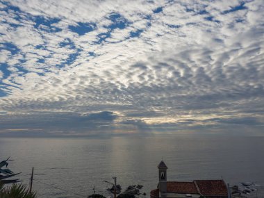 Sabahları gökyüzünün kümülüs, altokümülüs ve fırtına bulutlarıyla kaplı bir bölümü.