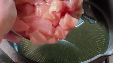 Kızartma tavasına çiğ tavuk eti koymak