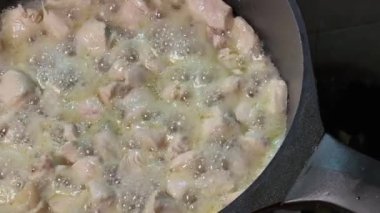 Kızartmanın başında tavada tavuk eti