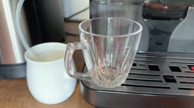 Otomatik kahve makinesiyle yapılan sıcak köpüklü süt.