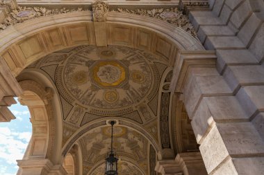 19. yüzyılda Budapeşte 'de Macaristan Devlet Opera Salonu' nun ana girişinde, sonbahar güneşli bir günde dekoratif kasa ve asılı lamba bulunan tavan parçası.