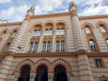 Rumbach Sokağı Sinagogu 'nun ana cephesi, ya da Status Quo Ante Sinagogu 19. yüzyılda güneşli bir sonbahar sabahı, Budapeşte, Macaristan, alttaki manzara.