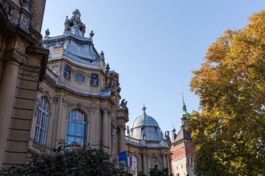 Budapeşte 'de 20. yüzyılın başlarındaki Vajdahunyad Şatosu' nda Macar Tarım Müzesi 'nin inşası, kubbelerle çatı ve kubbe manzarası, sonbahar güneşli günlerinde Havariler Kulesi