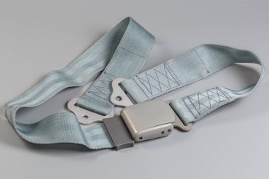 Gri arka planda kemeri takılı iki puanlı bir uçak.