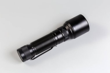 Modern cep taktiği LED mini fener siyah metal su geçirmez ev gri arka plan üzerinde