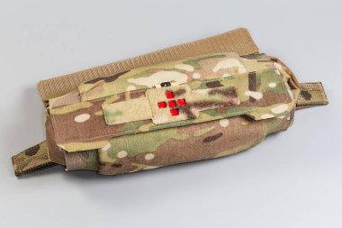 Gri arka planda bireysel ilk yardım çantası için yeşil-kahverengi renkli tekstil askeri taktik çanta